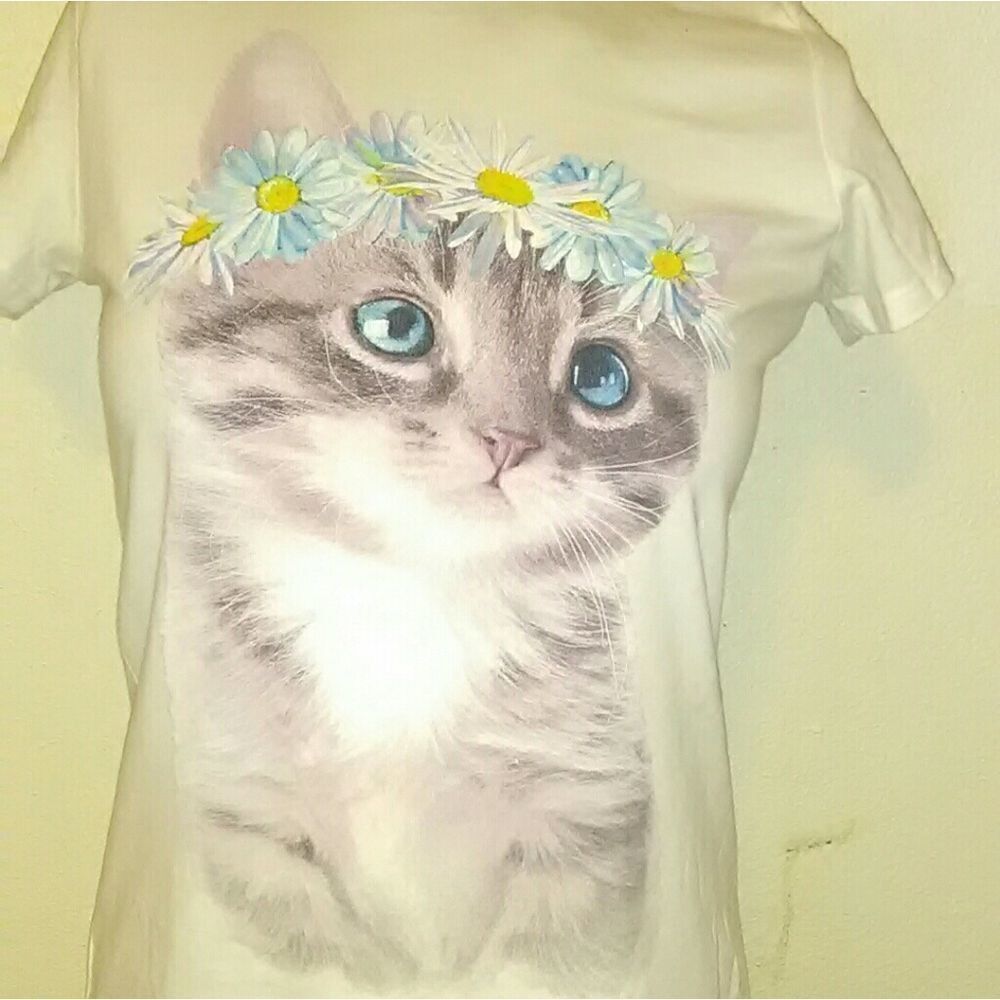 White short sleeve shirt with a kitten on the fron